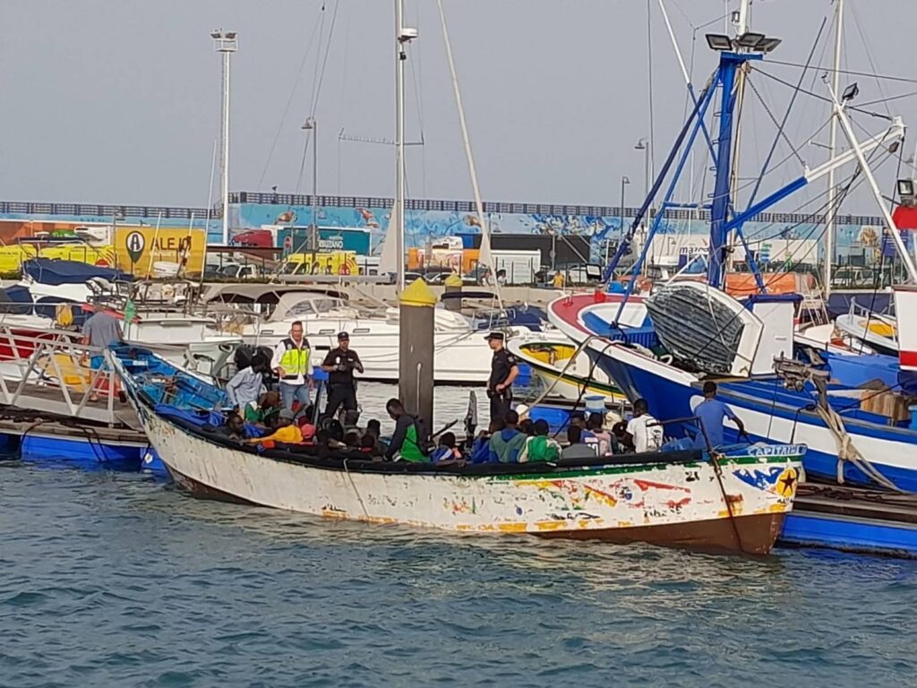 Au moins 5 morts dans le chavirement d'une pirogue 1 PIROGUE 1