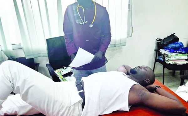 Jean Luc Melenchon sonne l’alarme : SONKO est plongé dans un coma grave 1 Admis à l’hôpital Principal: Ousmane SONKO est-il un patient ou un prisonnier ?