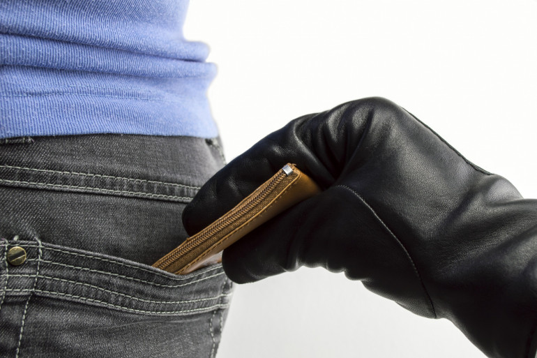 Hôtel Pullman : Un polygame vole un portefeuille et finit en prison 1 portefeuille