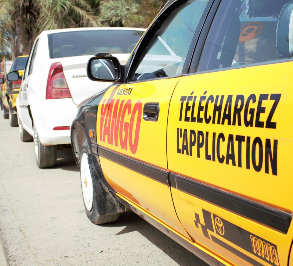 Ivre, un chauffeur de taxi Yango fonce sur deux présumés voleurs 1 yango