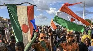 Des Nigériens célèbrent le départ de l'ambassadeur français