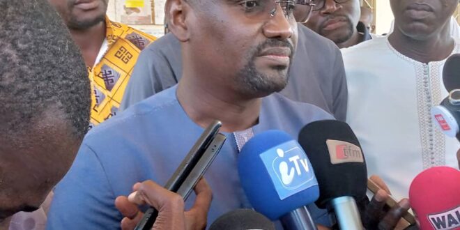 Dahra Djoloff : Le ministre Samba Ndiobene Ka au chevet des étudiants  ,la bagatelle de 400 mille francs CFA déboursée pour le paiement de facture d'eau à Dakar.