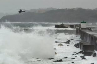 Un helicoptere de la gendarmerie recherche les marins senegalais au large de Ciboure