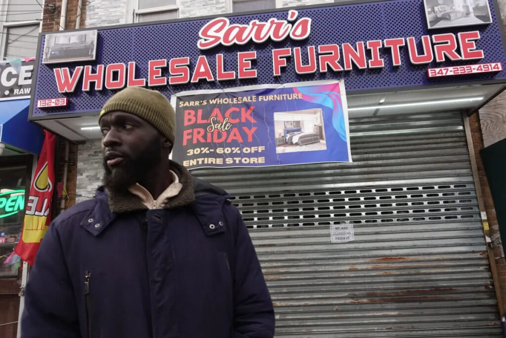 USA: un Sénégalais arrêté pour avoir hébergé 87 migrants dans son sous-sol 1 022724 queens migrant shelter store 2 scaled 1