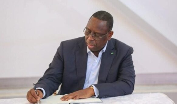 Agitation autour du retour de Macky Sall : l’Apr s’en prend violemment à Pastef 1 macky sall signature nominations 696x464 1 e1713254208600