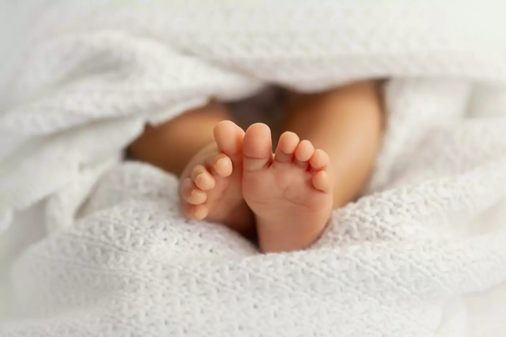 Il désherbe les alentours de sa maison et tombe sur un bébé vivant 1 bebe