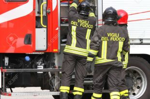 32592300 pompiers italiens travaillant pres du camion de pompiers lors de la manipulation d urgence 1