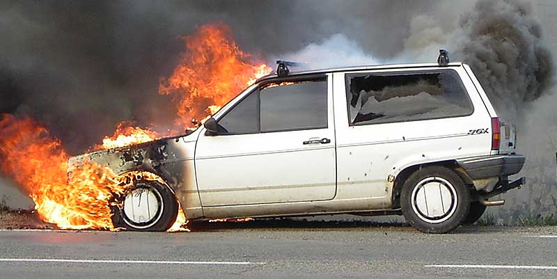 Il incendie la voiture de son hébergeur qui l'a volé ses biens 1 27a8a069e4c72654629a18251960d932