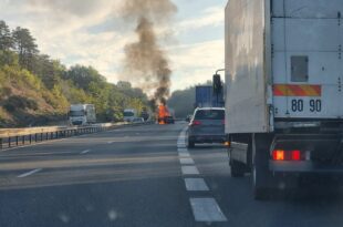 une voiture en feu sur l a40 dans le sens pont d ain geneve photo antoine delsart 1696320070