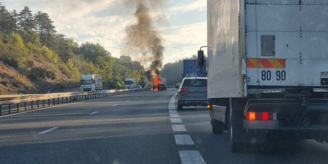une voiture en feu sur l a40 dans le sens pont d ain geneve photo antoine delsart 1696320070