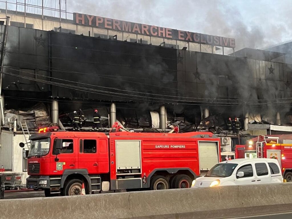 Un violent incendie à l’Hypermarché Exclusif de Yoff 1 471205023 8822114441241222 7098425405341671421 n