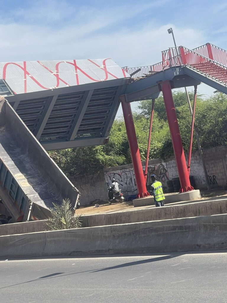 Le camionneur qui avait percuté la passerelle de Yoff en prison 1 Passerellle 1