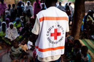 niger red cross volunteer with migrants p ner0458 jpg