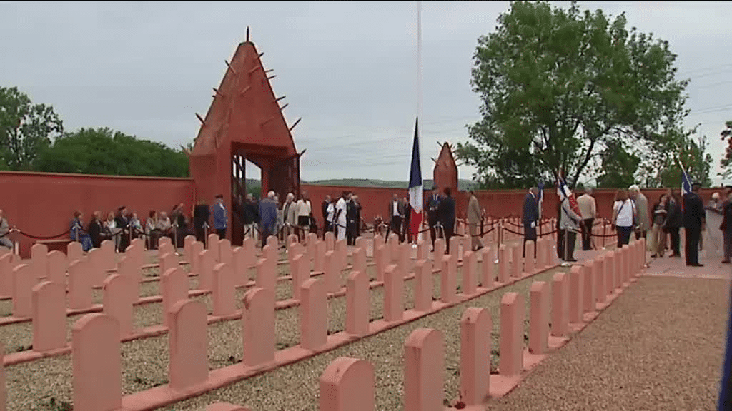 France (CHASSELAY) : Le cimetière militaire des tirailleurs sénégalais profané 2 sepulture