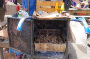 De la viande dans un contenant metallique