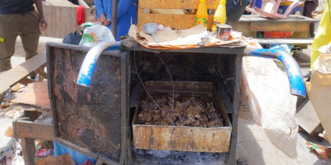 De la viande dans un contenant metallique