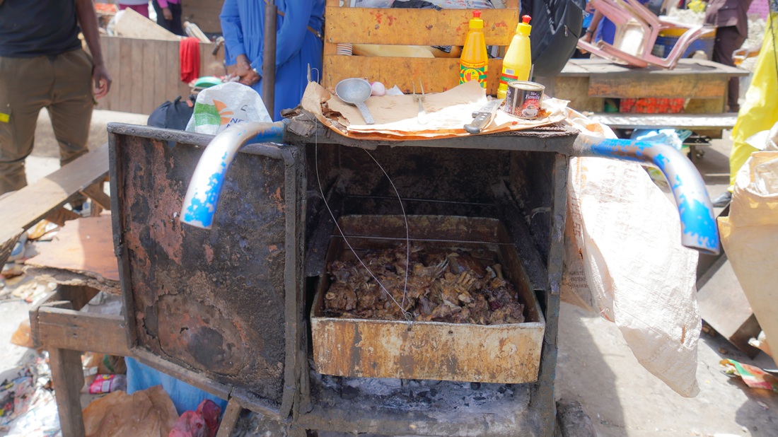 Cuisine de rue/ Gare routière de Thiès, le paradis de la « street food » 2 De la viande dans un contenant metallique