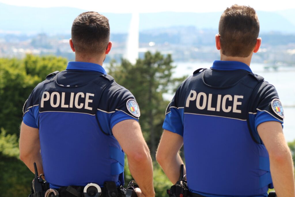 Coiffeuse sénégalaise tuée en Suisse : Les aveux glaçants de la meurtrière 1 Policier frontalier suisse bale scaled 1