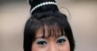 belle femme a la ceremonie de novice myanmar 39891204