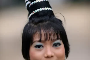 belle femme a la ceremonie de novice myanmar 39891204