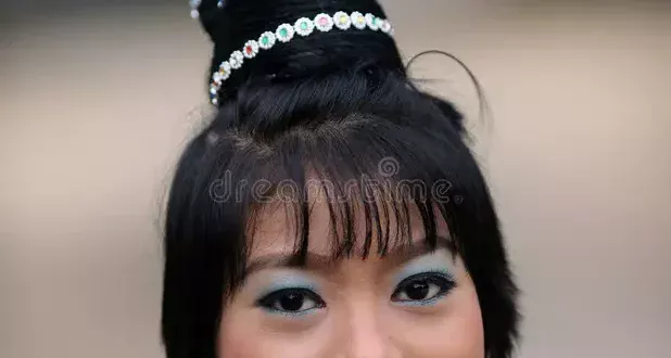 belle femme a la ceremonie de novice myanmar 39891204