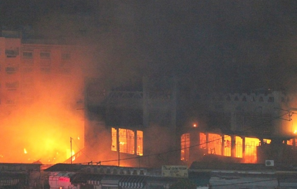 Un nouvel incendie s'est déclaré au marché Sandaga 1 thumb 1260x800 69f1edd207a61 qh1k17SITV