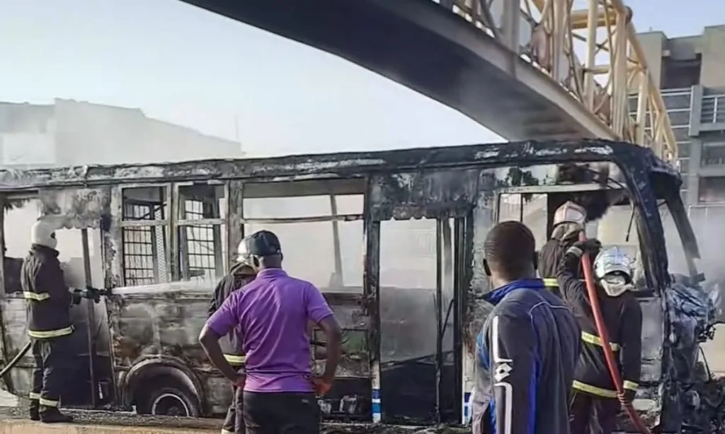PA : Un bus Tata prend feu sous le pont de l’unité 15 1 8437e42c 0453 450c bca2 afdaa0b1cc1f 1125x675 1