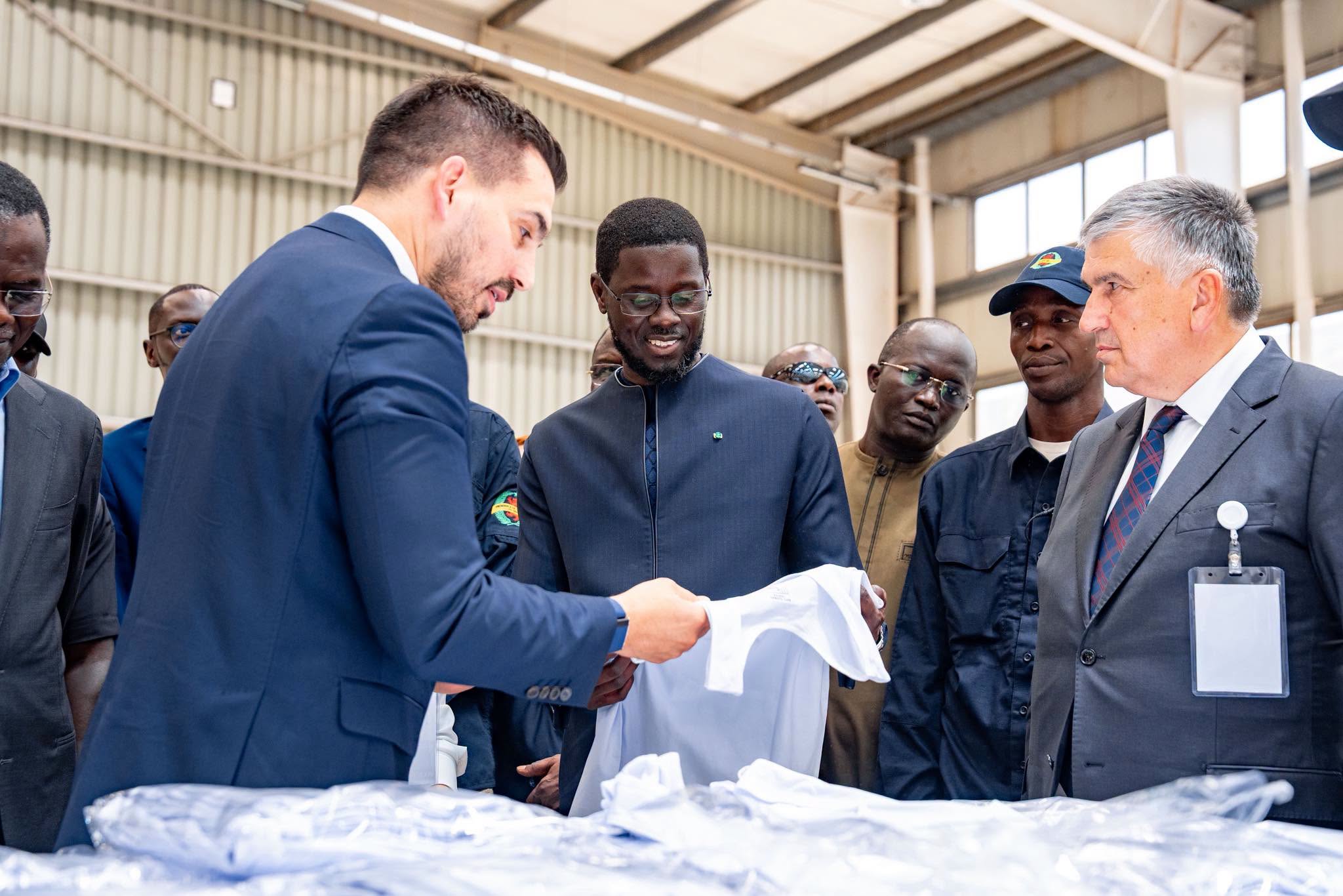 Visite Du Chef De L'Etat à Diamniadio : Bassirou Diomaye Faye Lance Les Travaux De La Gare De Sébikotane Et Une Usine Textile