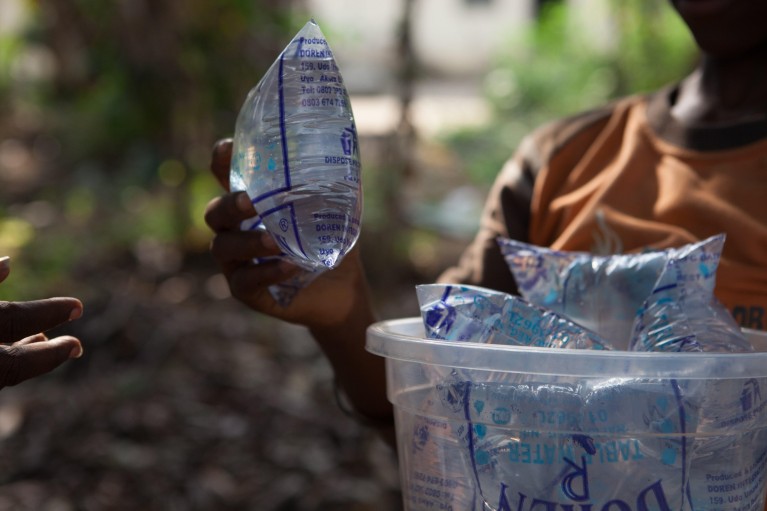 Polémique Sur L’eau En Sachet : Le CAES Parle De Désinformation Et Promet De Saisir La Justice
