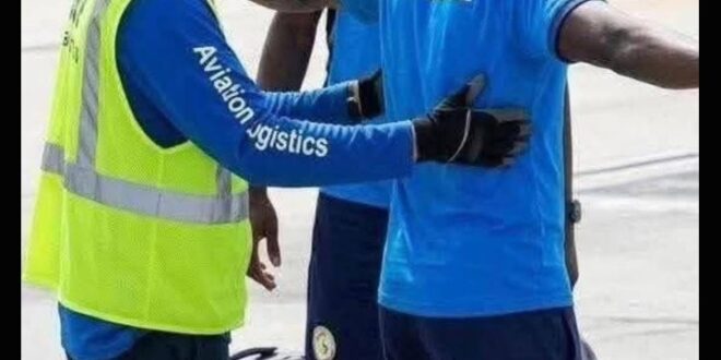 FAUX: Ce post ne montre pas la sélection nationale du sénégal pour la coupe du monde passant un contrôle de sécurité sur le tarmac d’un aéroport aux usa 1 Screenshot 20260809 190344 1
